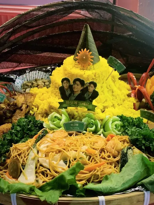 Aktor kelahiran 1993 ini juga diberi tumpeng lengkap dengan lauk pauknya seperti mie goreng hingga lalapan. "Rasanya seperti berada di sini, di Indonesia," tulisnya. (Foto: Instagram/ bogummy)