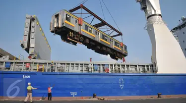 Pekerja memindahkan gerbong KRL dari kapal menggunakan alat berat di Pelabuhan Tanjung Priok, Jakarta, Rabu (6/1). Kedatangan gerbong KRL ini menandai akhir program pengadaan 120 kereta PT KAI Commuter Jabodetabek tahun 2015. (Liputan6.com/Gempur M Surya)