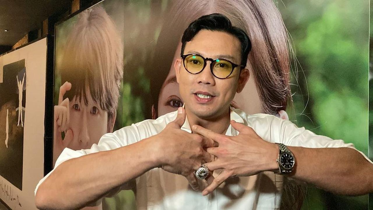 Rayakan Natal di Singapura, 8 Potret Denny Sumargo Ungkapkan Akan Kenalkan Baby Biel ke Keluarga Besar Sang Istri