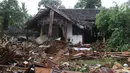Penginapan rusak akibat dihantam gelombang Tsunami Anyer di pesisir Pantai Carita, Banten, Minggu (23/12). Tsunami yang menerjang wilayah Selat Sunda, Pandeglang, Serang, dan Lampung Selatan merusak ratusan bangunan dan kapal. (Liputan6.com/Angga Yuniar)