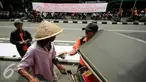 Juru parkir melakukan aksi dengan membagikan nasi bungkus di Jalan Malioboro,Yogyakarta, Jumat (11/3). Dalam aksinya mereka meminta dukungan kepada pengguna jalan yang melintas dan menuntut kejelasan relokasi yang bernurani. (Liputan6.com/Boy Harjanto)