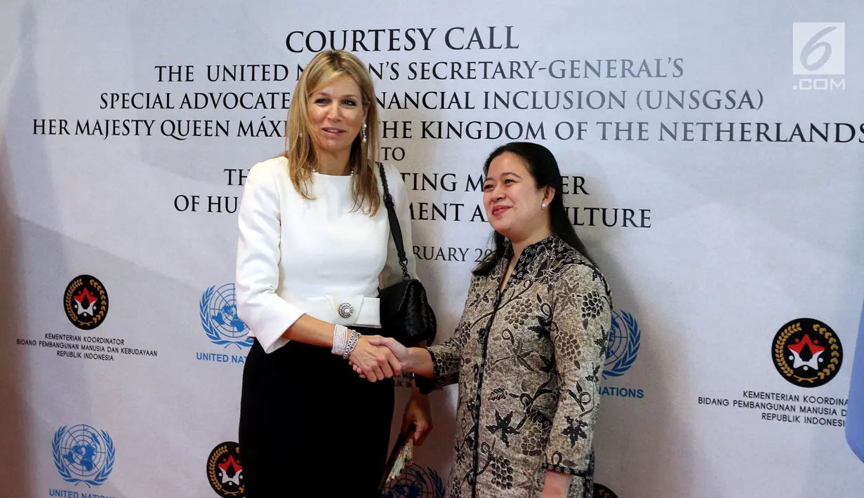 Menko PMK, Puan Maharani berjabat tangan dengan Utusan Ratu Maxima dari Belanda di Kemenko PMK, Jakarta, Selasa (13/2). Ratu Maxima berkunjung ke Indonesia sebagai Utusan Khusus dari Perserikatan Bangsa-Bangsa (PBB). (Liputan6.com/Johan Tallo)