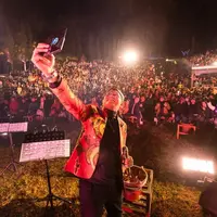 Denny Caknan tampil dalam ajang Jazz Gunung Bromo 2023. Suami Bella Bonita itu  tampil pada hari kedua. Pada malam tersebut,  ia membawakan dua lagu andalannya, Kartonyono Medot Janji dan Los Dol. [Instagram/jazzgunung]