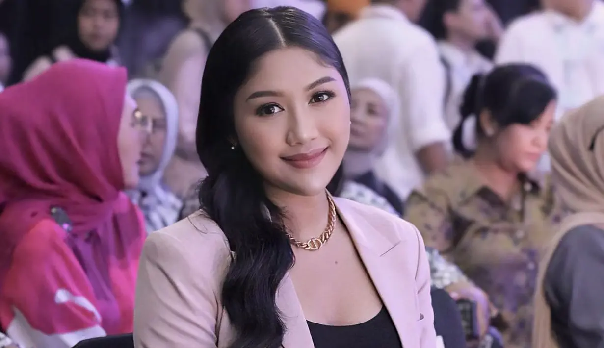 <p>Wajah Erina Gudono terlihat flawless dengan eyeliner yang mempertebal dimensi mata. Serta lipstik cokelat yang bikin Erina Gudono cantik natural [@erinagudono]</p>