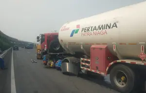 Truk Pertamina Tabrak Pembatas Tol Jagorawi, Hancuran Beton Timpa Xpander