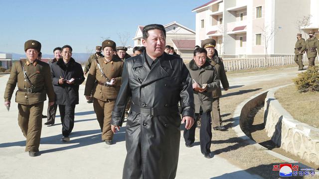 FOTO: Sebulan Hilang, Kim Jong-un Muncul di Hadapan Publik