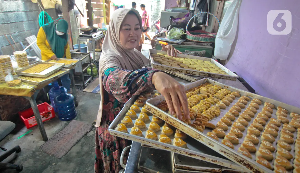 <p>Pembuat kue kering menyelesaikan pembuatan kue pesanan di kawasan Neglasari, Kota Tangerang, Minggu (23/4/2022). Permintaan kue kering di tempat tersebut meningkat saat Ramadhan yang dijual mulai harga Rp50ribu hingga Rp70ribu per toples dan sudah dipasarkan di sekitar Tangerang, Jakarta, hingga Lampung. (Liputan6.com/Angga Yuniar)</p>