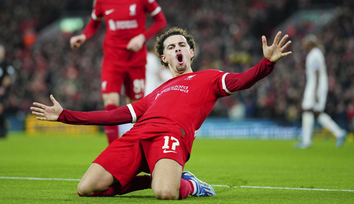 Pemain Liverpool, Curtis Jones melakukan selebrasi setelah mencetak gol ke gawang West Ham United pada laga perempat final Carabao Cup 2023/2024 di Anfield, Liverpool, Inggris, Kamis (21/12/2023) dini hari WIB. (AP Photo/Jon Super)