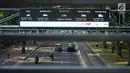 Kendaraan melintas di bawah mesin electronic road pricing (ERP) di Jalan Medan Merdeka Barat, Jakarta, Rabu (11/9/2019). Pemprov DKI menghapus anggaran APBD 2019 sebesar Rp40,9 miliar untuk jalan berbayar atau ERP setelah mendapatkan opini hukum dari Kejaksaan Agung. (Liputan6.com/Immanuel Antonius)