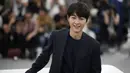 <p>Dengan gaya rambur berponi, bukankah wajah Song Joong Ki tampak lebih muda? Untuk mengingatkan, suami Katy Louise Saunders sudah berusia 37 tahun dan akan segera menjadi ayah. (AP Photo/Daniel Cole)</p>