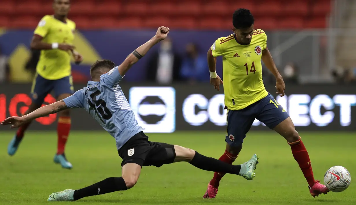 Penyerang timnas Kolombia, Luis Diaz dan gelandang Uruguay, Federico Valverde berebut bola dalam laga perempat final Copa America 2021 di Stadion Nacional de Brasilia, Brasil, Minggu (4/7/2021) pagi WIB. Kolombia mengalahkan Uruguay lewat adu penalti dengan skor 4-2. (AP Photo/Bruna Prado)