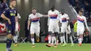 Pemain Olympique Lyonnais, merayakan kemenangan atas Everton pada laga Grup E Liga Europa di Stadion Stade de Lyon, Kamis (2/11). Everton tersingkir dari Liga Europa setelah dibantai oleh Lyon 3-0. (AP/Laurent Cipriani)