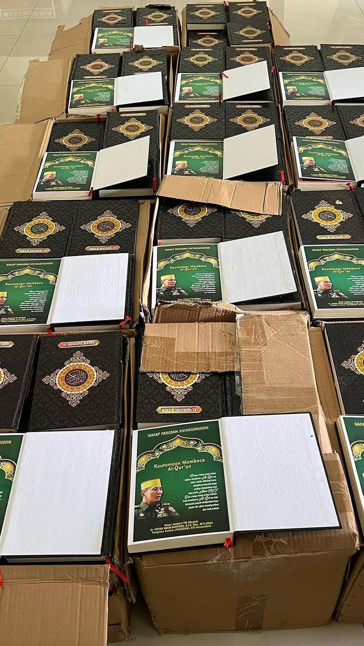 Ya, Totok Imam Santoso membagikan Al-Quran ke para prajuritnya. <br>