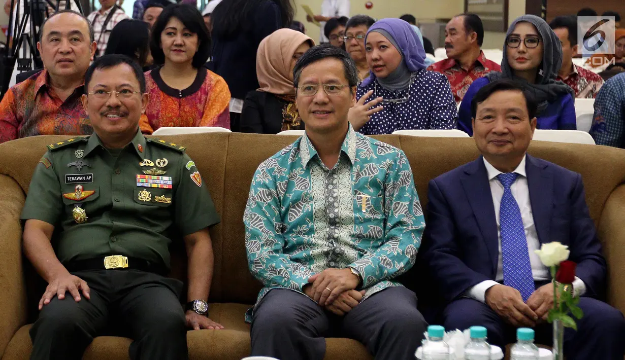 Kepala RSPAD Gatot Soebroto, dr Terawan Agus Putranto, Dubes Vietnam untuk Indonesia Pham Vinh Quang dan Licogi 16 Vietnam Hung Bui Duong saat penandatangan MoU kerjasama pengobatan dengan metode DSA di Jakarta, Senin (12/11). (Liputan6.com/Johan Tallo)