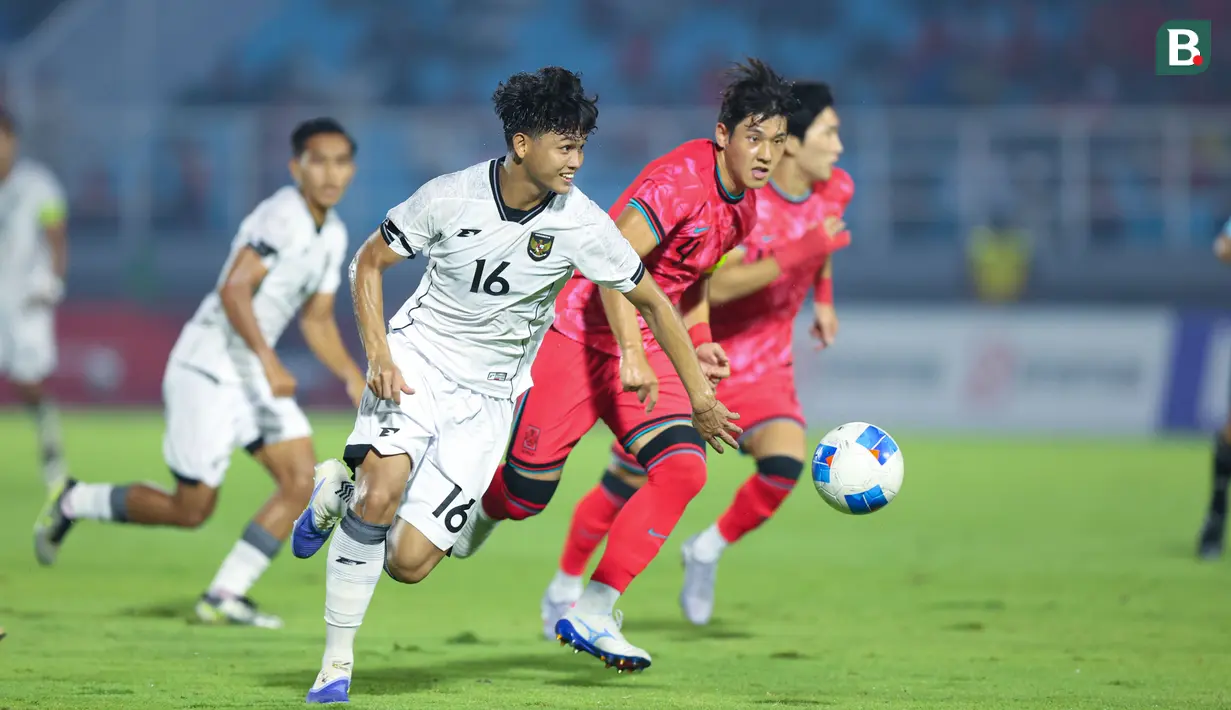 <p>Pemain Timnas Indonesia U-23, Hokky Caraka, saat melawan Timnas Korea Selatan U-23 dalam laga terakhir Grup J Kualifikasi Piala Asia U-23 2025 di Stadion Gelora Delta, Sidoarjo, Jawa Timur pada Selasa (9/9/2025) malam WIB. (Bola.com/Abdul Aziz)</p>