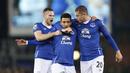 Pemain Everton, Aaron Lennon merayakan golnya bersama Ross Barkley dan Tom Cleverley pada lanjutan liga Premier Inggris di Stadion Goodison Park, Senin (4/1//2016) dini hari WIB. (Reuters/Carl Recine)
