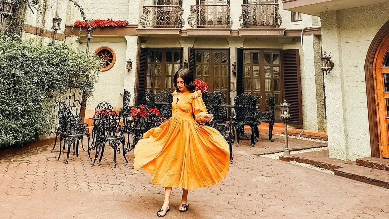 Tasya Farasya baru saja mengunggah foto barunya di depan rumah mewah miliknya
