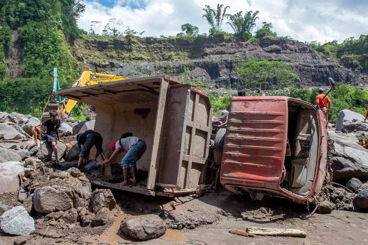 FOTO: Penampakan Truk Tertimbun Lahar Dingin Gunung Merapi, Menewaskan Tiga Orang