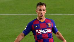 Gelandang Barcelona, Arthur mengontrol bola saat bertanding melawan Athletic Bilbao pada lanjutan La Liga Spanyol  di stadion Camp Nou, Barcelona (23/6/2020). Barcelona menang tipis atas Bilbao 1-0 berkat gol tunggal Ivan Rakitic. (AFP/Pau Barrena)