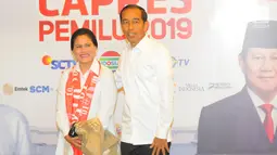 Capres 01 Joko Widodo atau Jokowi beserta istri Iriana Jokowi berfoto di lokasi debat keempat Pilpres 2019 di Hotel Shangri-La, Jakarta, Sabtu (30/3). Debat kali ini mengangkat tema tentang ideologi, pemerintahan, pertahanan dan keamanan, serta hubungan internasional. (Liputan6.com/AnggaYuniar)