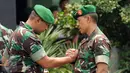 Letjen TNI Agus Sutomo (kanan) bersalaman dengan Mayjen Teddy Lhaksmana WK saat Apel Bersama Satuan Jajaran Kodam Jaya di Makodam Jaya, Jakarta, Kamis (17/9/2015). Apel diiringi serah terima jabatan Pangdam Jaya. (Liputan6.com/Helmi Fithriansyah)