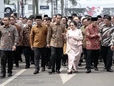 Presiden Jokowi dan Megawati Soekarnoputri berjalan kaki menuju situs penjara Banceuy usai puncak perayaan peringatan Hari Pancasila di Gedung Merdeka, Bandung, Rabu (1/6). Penjara itu pernah jadi tempat penahanan Bung Karno. (Liputan6.com/Faizal Fanani)