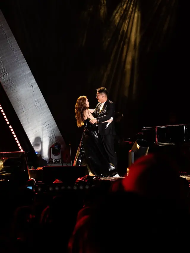 6 Potret Duet Ayu Ting Ting dan Boy William di Konser 'Dangdut Dangdutan' Depok