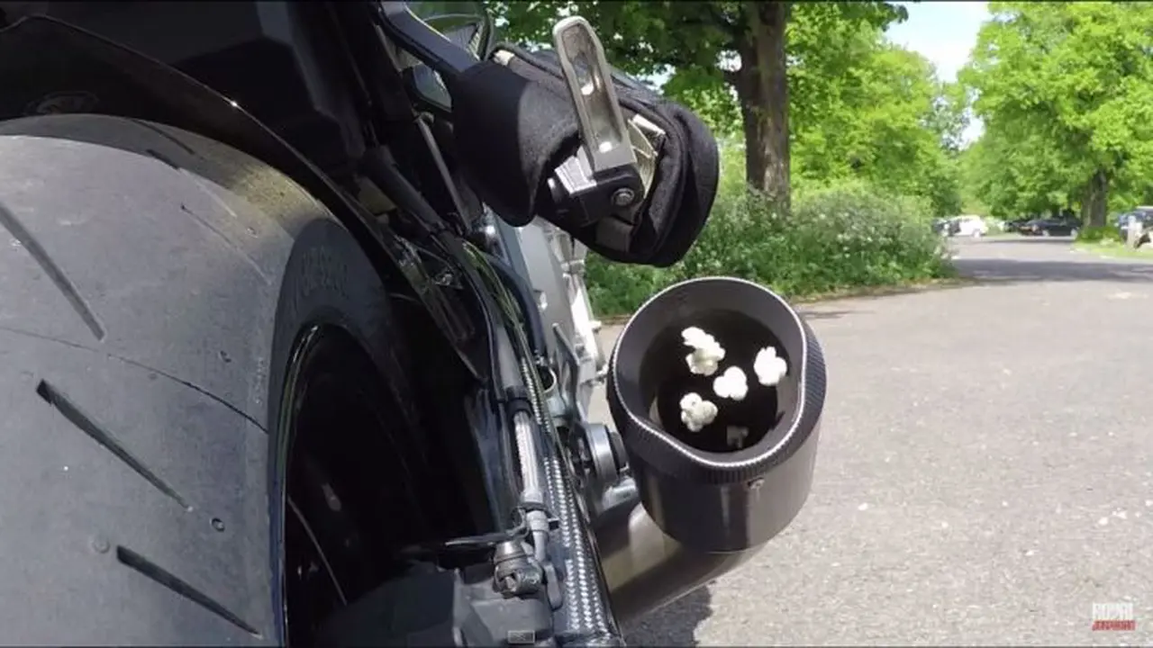 Biker Ini Bikin Popcorn Pakai Knalpot Moge