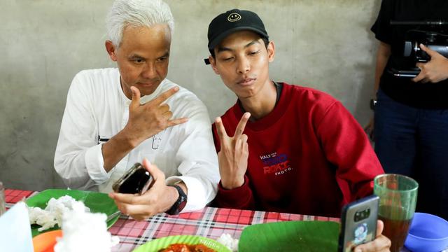 Calon presiden nomor urut 3, Ganjar Pranowo, ajak makan pendukung Prabowo-Gibran di rumah makan Terumbu Sultra di Jalan Syarifuddin Yoes No.22, Sepinggan, Kecamatan Balikpapan Selatan, Kota Balikpapan, Kalimantan Timur, Selasa (6/2/2024).