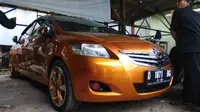 Toyota Vios bermuka dua hasil karya pool Taksi Gemah Ripah, Bandung. (Foto: Aditya Prakarsa)