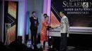 Gubernur DKI Jakarta terpilih Anies Baswedan memberikan penghargaan kepada Eman Sulaiman dalam Liputan 6 Award 2017 di SCTV Tower, Jakarta, Sabtu (20/5). Liputan 6 Awards merupakan bentuk apresiasi SCTV kepada tokoh inspiratif.(Liputan6.com/Faizal Fanani)