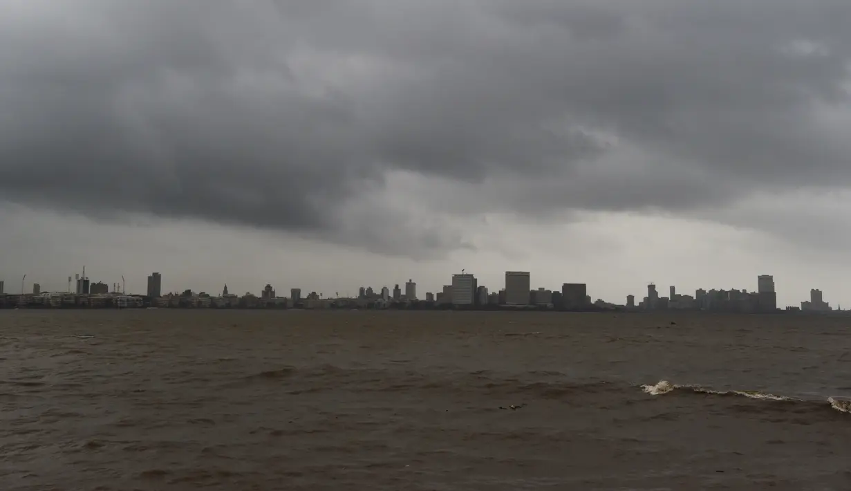 Suasana pantai ketika awan gelap menyelimuti langit Mumbai, India (12/6/2019). Sebanyak hampir 300 ribu warga negara bagian Gujarat, India, akan dievakuasi menyusul adanya badai siklon Vayu yang akan menerjang daratan selama dua hari. (AFP Photo/Punit Paranjpe)