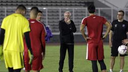 Pelatih Filipina, Sven-Goran Eriksson, mengamati anak asuhnya saat latihan di Stadion Madya Senayan, Jakarta, Selasa (22/11). Latihan ini persiapan jelang laga Piala AFF 2018 melawan Indonesia. (Bola.com/Yoppy Renato)
