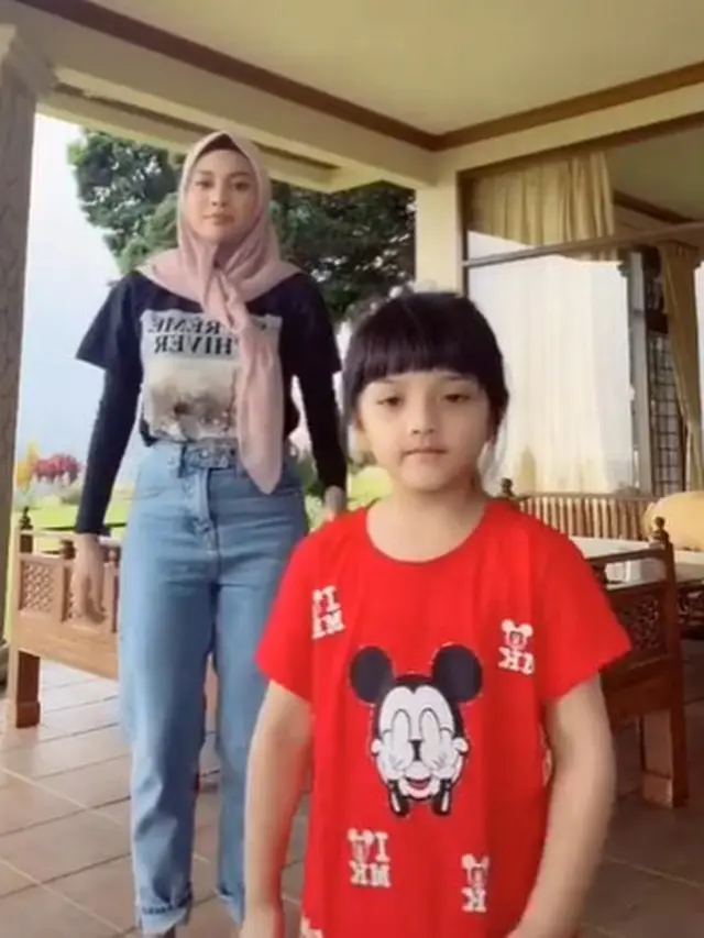 Beri Persembahan Lagu, Ini 6 Potret Kedekatan Arsy dan Aurel Hermansyah