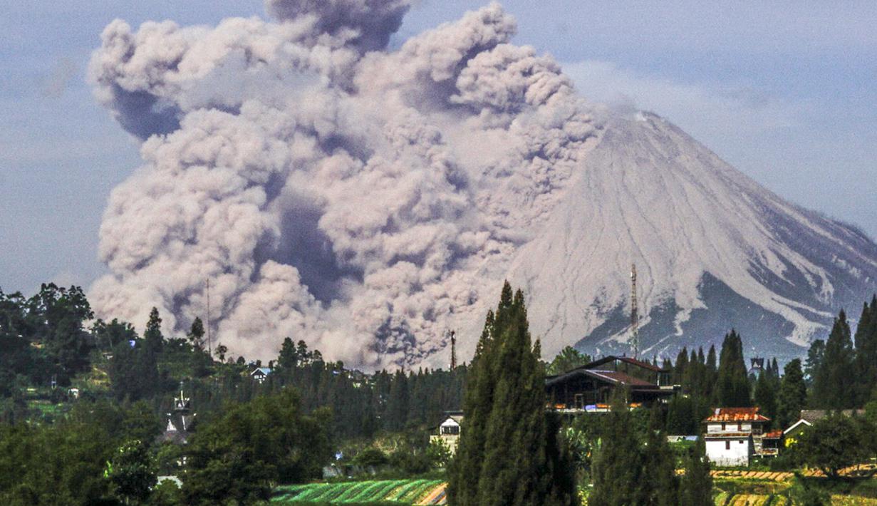 Gunung Sinabung memuntahkan material vulkanik saat meletus di Karo, Sumatera Utara, Kamis (11/3/2021). Gunung Sinabung erupsi dengan tinggi kolom 3.000 meter di atas puncak. (AFP/Sugeng Nuryono)