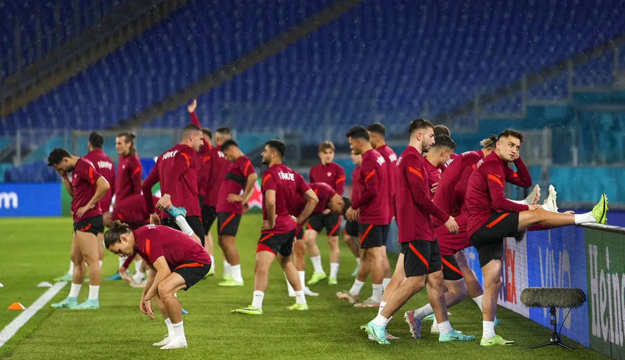 Para pemain Turki melakukan peregangan saat sesi latihan jelang melawan Italia pada pertandingan sepak bola grup A Euro 2020 di Olympic Stadium, Roma, Italia, Kamis (10/6/2021). Turki akan melawan Italia pada 11 Juni 2021 waktu setempat. (AP Photo/Alessandra Tarantino)