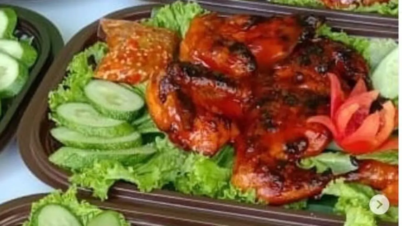 Menyantap Ayam Bakar dengan Bumbu dan Sambal yang Khas