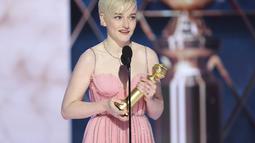 Julia Garner saat menerima penghargaan peran pendukung terbaik dalam Serial Televisi "Ozark"  selama Golden Globe Awards ke-80 di Beverly Hilton Hotel di Beverly Hills, California (10/1/2023). Julia Garner tampil cantik dalam balutan gaun bustier merah muda berlapis kristal saat menerima penghargaan itu. (Rich Polk/NBC via AP)
