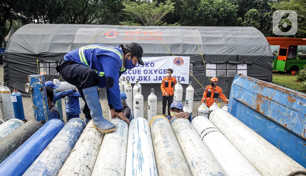 Petugas menurunkan tabung oksigen yang akan didistribusikan di Posko Rescue Oxygen, Monas, Jakarta, Senin (5/7/2021). Tabung oksigen yang kosong akan dibawa oleh armada truk dan petugas Pemprov DKI Jakarta ke tempat pengisian di kawasan Cilegon. (Liputan6.com/Faizal Fanani)