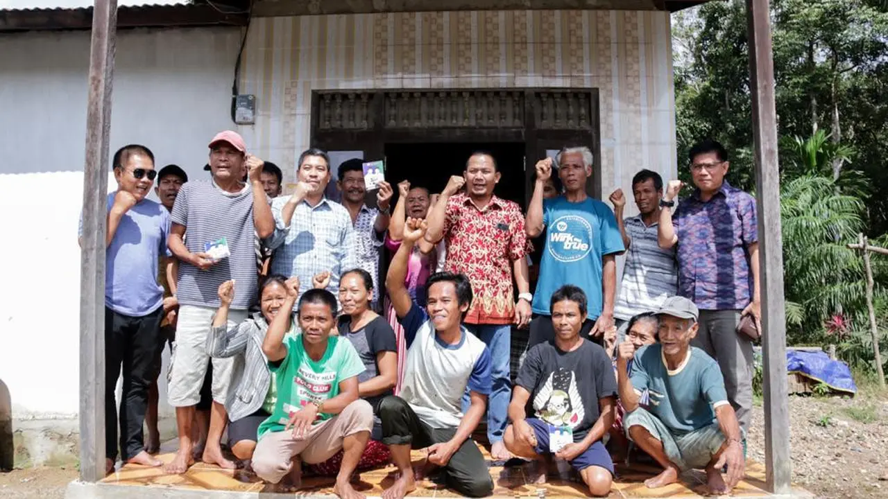 Cabup dan cawabup Ketapang Junaidi-Sahrani mendatangi warga Desa Mahawa di Dusun Punuk, Tumbang Titi. (Istimewa)