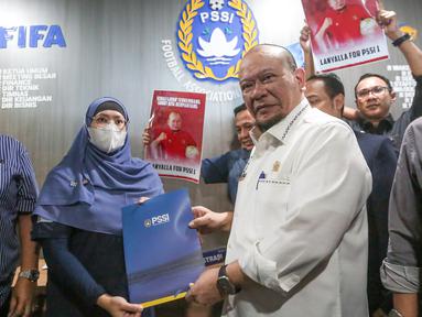 Bakal Calon Ketua Umum PSSI, AA La Nyalla Mahmud Mattalitti menyerahkan berkas pendaftaran Bakal Calon Ketua Umum PSSI kepada Staff PSSI yang berlangsung di GBK Arena, Jakarta, Jumat (13/01/2023). (Bola.com/Bagaskara Lazuardi)