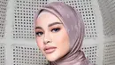 Aurel Hermansyah tampil menawan berbalut dress brokat dan hijab voal berwarna nude pink. [@doleytobing].
