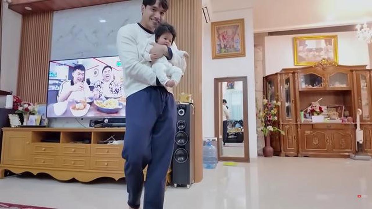 9 Potret Ruang TV Rumah Haji Faisal dan Mama Fuji, Nyaman untuk Kumpul Keluarga