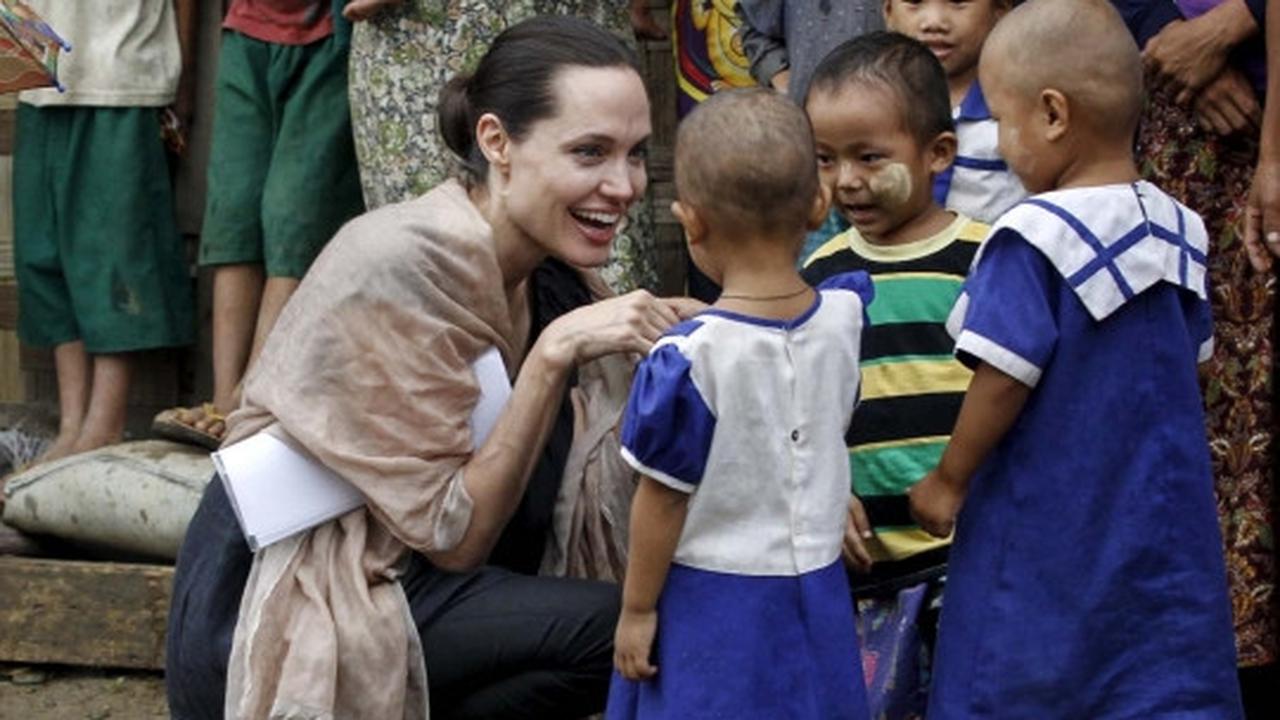 Senyum Angelina Jolie sapa pengungsi etnis Kachin di Myanmar