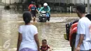 Warga mendorong motornya yang mogok menerobos banjir di kawasan Bukit Duri, Jakarta Selatan, Kamis (16/2). Banjir dengan ketinggian 10 - 80 cm di wilayah Bukit Duri disebabkan meluapnya Bendungan Katulampa, Bogor. (Liputan6.com/Helmi Afandi)