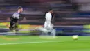 Penyerang Real Madrid, Rodrygo menggiring bola dari kejaran pemain Elche, Jose Angel Carmona selama pertandingan lanjutan La Liga Spanyol di stadion Santiago Bernabeu di Madrid, Spanyol, Kamis (16/2/2023). Kemenangan Real Madrid atas tim juru kunci klasemen Liga Spanyol menambah raihan mereka menjadi 48 poin dari 21 laga. (AP Photo/Manu Fernandez)