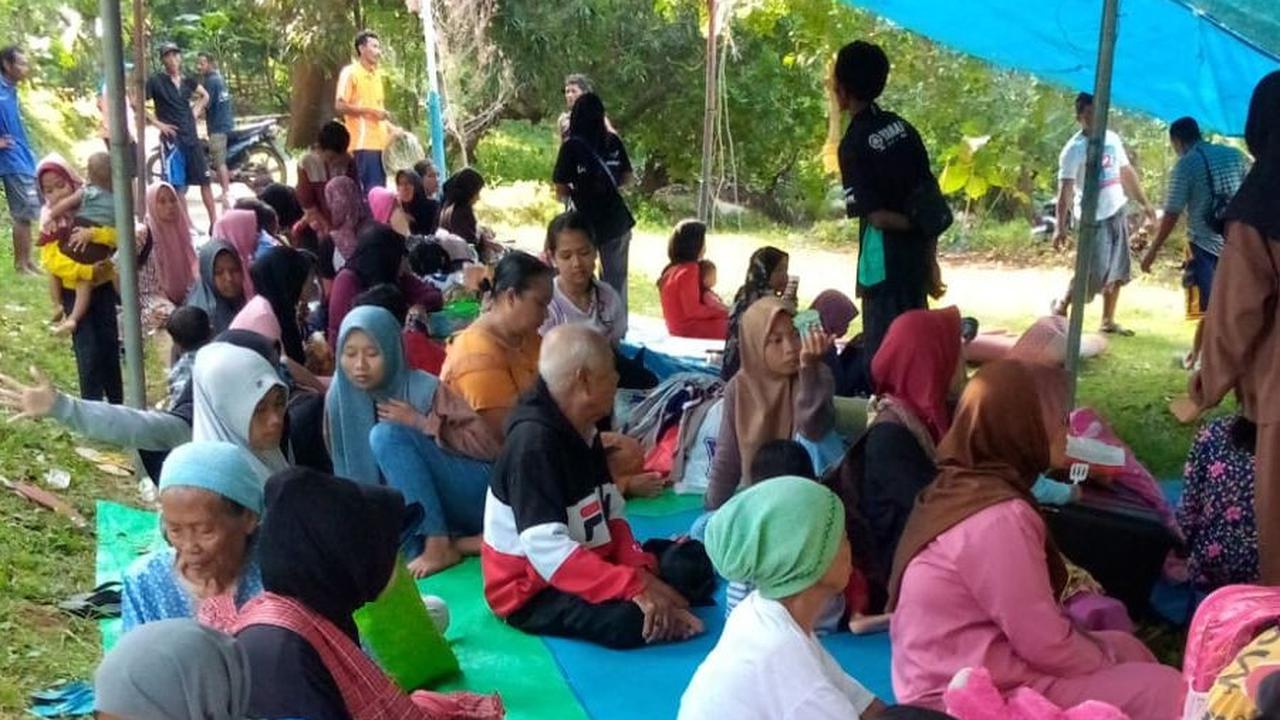 Dihantui Gempa Susulan, Warga Bawean Takut Tinggal di Rumah