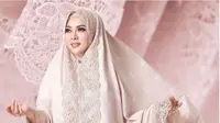Mukena Syahrini pas dipakai di hari lebaran. (dok.Instagram @princessyahrini/https://www.instagram.com/p/Bx1lhZzlUHl/Henry