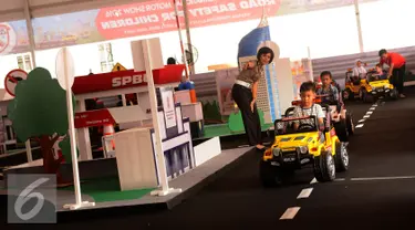  Anggota Polwan mengarahkan laju kendaraan anak anak yang mengikuti Road Safety for Children di JIEXPO Kemayoran, Jakarta, Selasa (12/4). Penyelenggara bersama Korlantas Mabes Polri menggelar Road Safety for Children. (Liputan6.com/Helmi Fithriansyah)