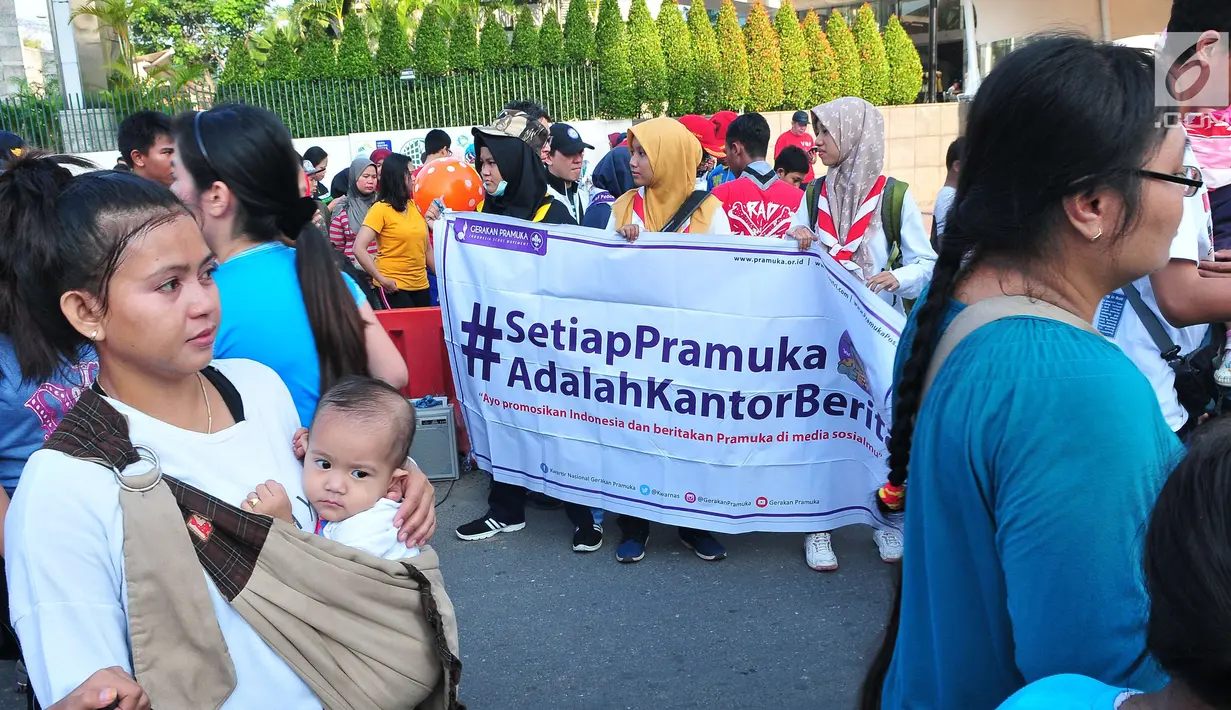 Sejumlah peserta aksi membentangkan spanduk saat menggelar aksi Satu Indonesia di areaCFD, Bundaran HI, Minggu (30/7). Aksi ini bertujuan untuk menguatkan kembali kesadaran bahwa kita satu nusa, satu bangsa, satu Indonesia (Liputan6.com/Helmi Afandi)